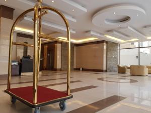 um lobby do hotel com um carrinho de bagagem no meio em ماجيك سويت المهبولة 2 Magic Suite ALMahboula 2 em Kuwait