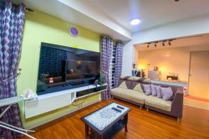 Televisyen dan/atau pusat hiburan di Nizar Apartment D’Perdana