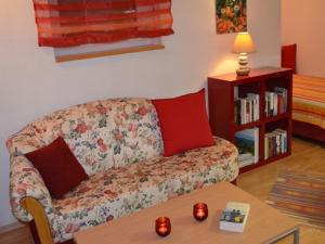 uma sala de estar com um sofá e uma mesa em Ferienwohnung Omert em Ehrenberg