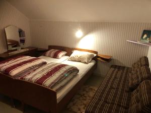 A bed or beds in a room at Butikken på Årsheim