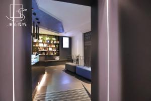 een lobby van een winkel met een bank in een kamer bij Slow Town Hotel-Glowing in Taichung