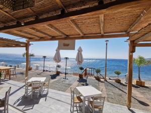 a restaurant with a view of the beach at Skinosummer in Paralia Agias Foteinis +41 photos