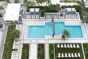 een uitzicht over een zwembad in een gebouw bij Mint House Miami - Downtown in Miami