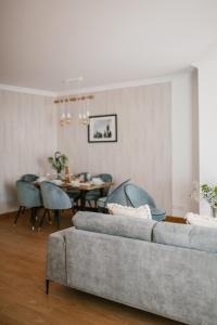 a living room with a couch and a table at Casa do Ar in Sesimbra