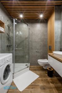 Koupelna v ubytování Apartamenty BlueSky - Nad Łomnicą 2B - blisko centrum Karpacza i sklepów, w spokojnej, zielonej okolicy