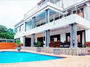 una casa con piscina delante en Belz Boutique Hotel, en Ixopo
