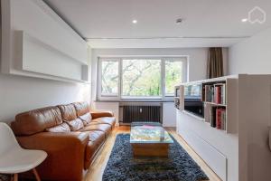 un soggiorno con divano e finestra di Alster 36 - Exklusives City Apartment ad Amburgo