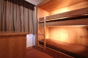 1 dormitorio con 2 literas en una cabaña en Vacancéole - Résidence l'Alba, en Les Deux Alpes