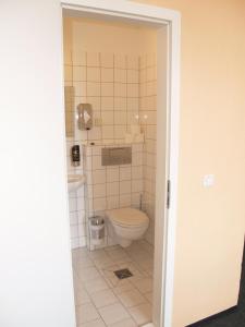 łazienka z toaletą i umywalką w obiekcie Happy Go Lucky Hotel + Hostel w Berlinie
