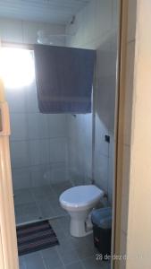 a small bathroom with a toilet and a shower at Villa Flor e Cor in Cavalcante