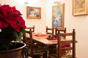 a dining room with a table and a potted plant at Pragelato per chi ama la natura lo sci di fondo in Pragelato