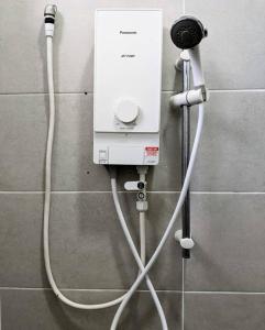 una cuerda blanca enganchada a una pared en Syifa Homestay Melaka, en Melaka
