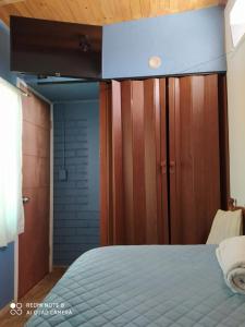 Schlafzimmer mit einem Bett mit blauem Baldachin in der Unterkunft HOSPEDAJE LA REINA u in Santiago