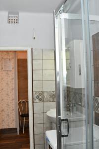 łazienka z prysznicem i umywalką w obiekcie Habos isler apartman 16 w mieście Szolnok +21 zdjęć