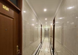 un lungo corridoio con di Peach Valley Hotel Dalat a Da Lat