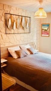 una camera con letto e parete con piatti di Chez Alphonse : T3 cosy et rénové - proche du port a Vannes