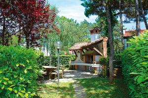 a small house with a table and a bird house at Villa Adria in Lignano Sabbiadoro