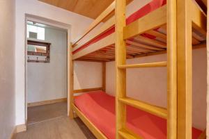 a bedroom with two bunk beds in a room at Vacancéole - Résidence Les Bleuets in Les Deux Alpes