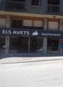uma loja com um cartaz que lê alces agentes em Apartaments Els Avets em Pas de la Casa