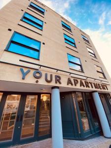 un edificio con un cartel que lee tu apartamento en Your Apartment I Clifton Village, en Bristol