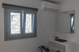 Zimmer mit einem Fenster, einem Tisch und Stühlen in der Unterkunft HH Bluewater in Logaras