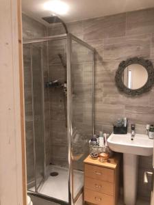 uma casa de banho com um chuveiro e um lavatório. em 1-Bed unit 10 minute drive from Hellfire Caves em High Wycombe