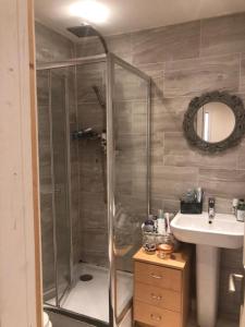 a bathroom with a shower and a sink at 1-Bed unit 10 minute drive from Hellfire Caves in High Wycombe