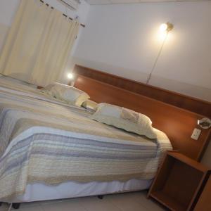 um quarto com uma cama grande e uma cabeceira em madeira em Hospedaje San Lorenzo em Corrientes
