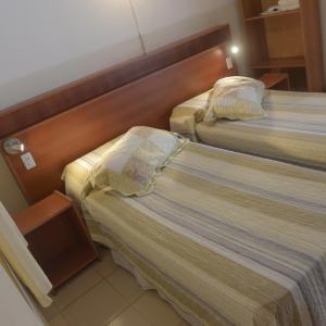 um quarto de hotel com duas camas num quarto em Hospedaje San Lorenzo em Corrientes
