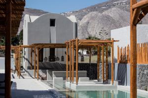 una casa en construcción junto a una piscina en Terra Nera Suites en Perivolos