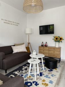 sala de estar con sofá y mesa en Guest House AltoNível, en Viana do Castelo