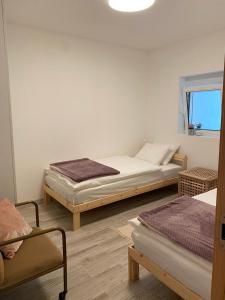1 dormitorio con 2 camas y ventana en Guest House AltoNível, en Viana do Castelo