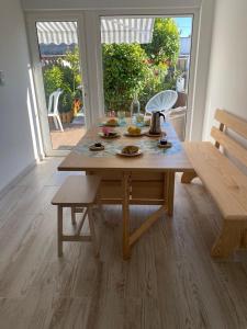 una mesa de madera con comida en una habitación en Guest House AltoNível, en Viana do Castelo