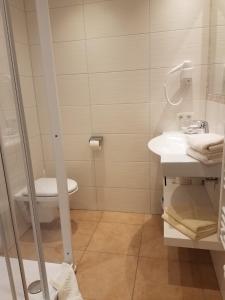 Bilik mandi di Aparthotel Hohe Brücke