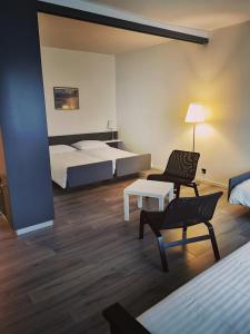 Säng eller sängar i ett rum på Hotel Fleur-de-Lys