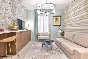 una sala de estar con un sofá y una mesa en Hotel 33 Marbeuf, en París