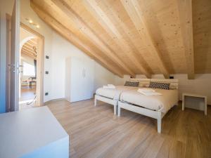 ein Schlafzimmer mit einem Bett und einer Holzdecke in der Unterkunft Casa Massi Livignocenter Myholidaylivigno in Livigno