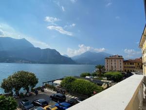 貝拉焦的住宿－舒適貝拉吉歐酒店，享有湖泊和山脉的城市美景