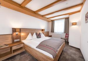 Łóżko lub łóżka w pokoju w obiekcie Apartments & Garni Alpenrose