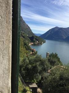 vista su un lago con montagne sullo sfondo di Nel set di piccolo mondo antico Villa Viola a Valsolda