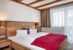 Łóżko lub łóżka w pokoju w obiekcie Apartments & Garni Alpenrose