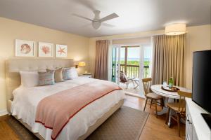 1 dormitorio con 1 cama grande y balcón en Sanderling Resort Outer Banks, en Duck