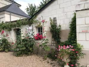 a building with flowers on the side of it at LA PETITE COUR in Loches