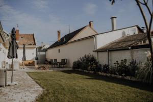 a yard with a house and a patio with an umbrella at Peter Lamster Top1 in Frauenkirchen