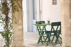 uma mesa verde e uma cadeira num pátio em Masseria Caposella em Ugento