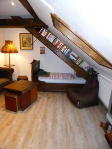 een woonkamer met een loft met een bed met boeken bij Lucky Home Spitzweg Appartment in Füssen