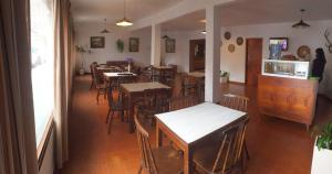 een eetkamer met tafels en stoelen in een restaurant bij Hotel Ser-Mar in San Bernardo