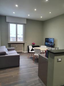 un soggiorno con divano e tavolo di Pellico Stylish Apartments a Cuneo