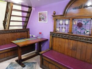 モスクワにあるАппартаменты двухэтажные на полярной 31 стр 1の紫の壁の客室で、木製のベンチと階段が備わります。