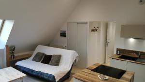 ein Wohnzimmer mit Sofa und Tisch in der Unterkunft Aux chataigniers alpins in Gap